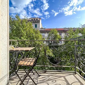 Casa Alberto Da Giussano, Elegante Bilocale In Centro Con Balcone Sul Parco Apartment